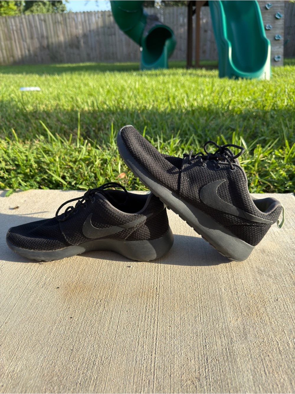 Nike women’s Black Knit Casual Sneakers